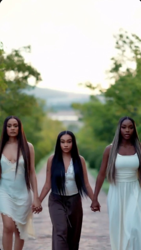 Luxtra — Close-up brunette